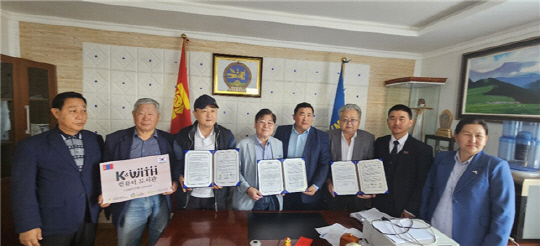 지난 13일 몽골 쳉헤르지역 학교 '새활용 컴퓨터도서관' 조성식에서 관계자들이 기념사진을 찍고 있다. 대한민국사회공헌재단 제공